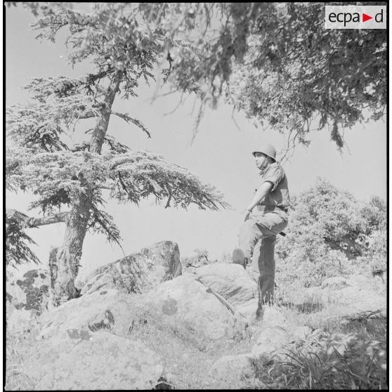 L'unité territoriale d'Alger en patrouille à Teniet el Haad. [Description en cours]