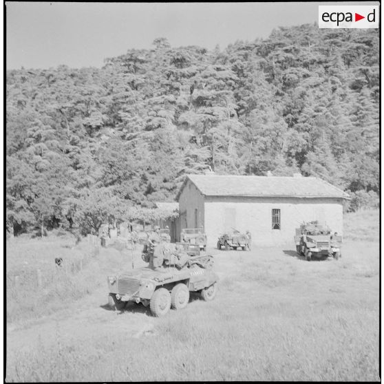 L'unité territoriale d'Alger en patrouille à Teniet el Haad. [Description en cours]