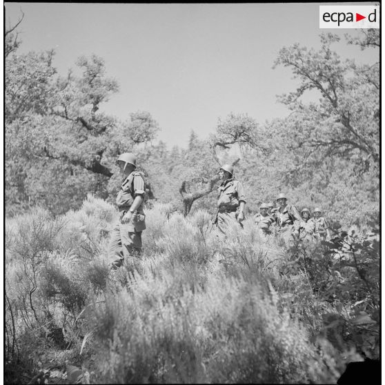 L'unité territoriale d'Alger en patrouille à Teniet el Haad. [Description en cours]