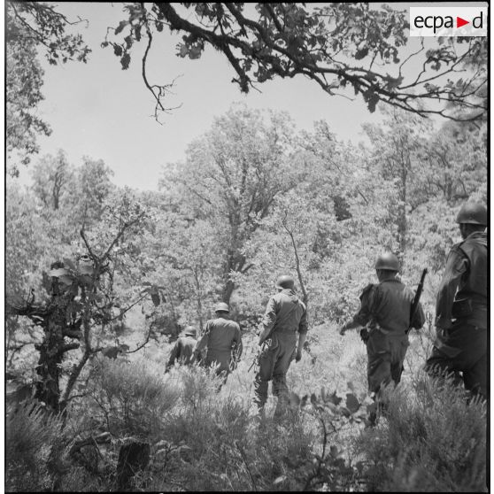 L'unité territoriale d'Alger en patrouille à Teniet el Haad. [Description en cours]