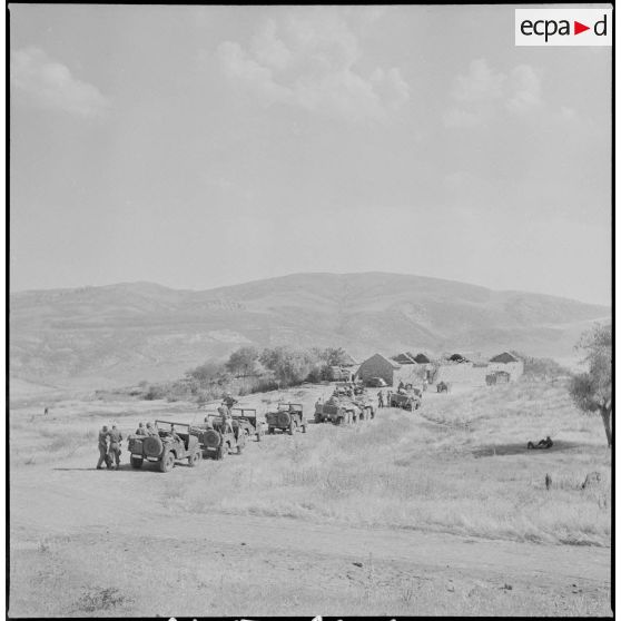 L'unité territoriale d'Alger en patrouille à Teniet el Haad. [Description en cours]