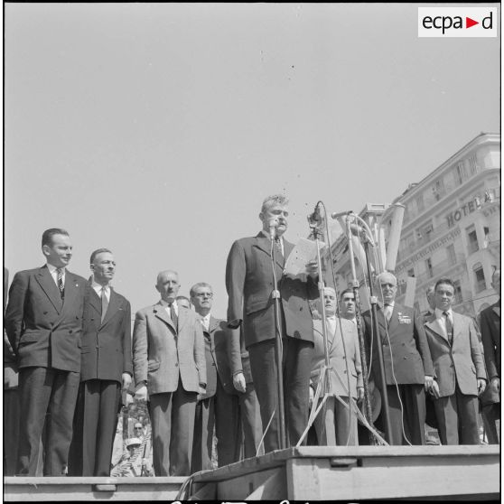Visite des anciens combattants de la métropole à ceux d'Alger. [Description en cours]