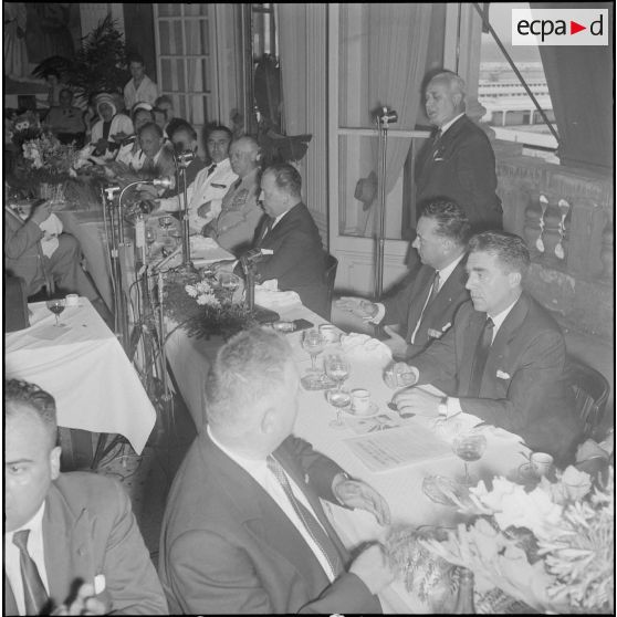 Visite des anciens combattants de la métropole à ceux d'Alger. [Description en cours]