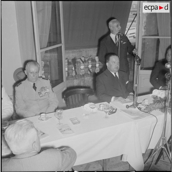 Visite des anciens combattants de la métropole à ceux d'Alger. [Description en cours]