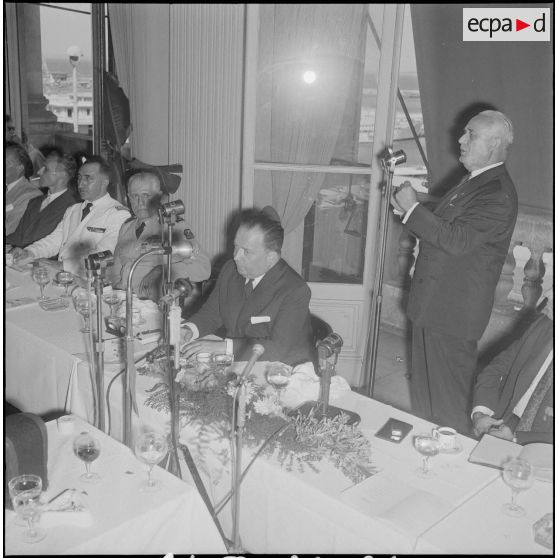 Visite des anciens combattants de la métropole à ceux d'Alger. [Description en cours]