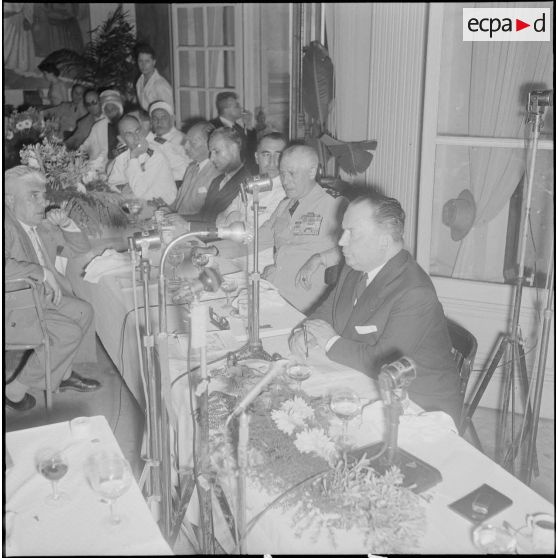 Visite des anciens combattants de la métropole à ceux d'Alger. [Description en cours]