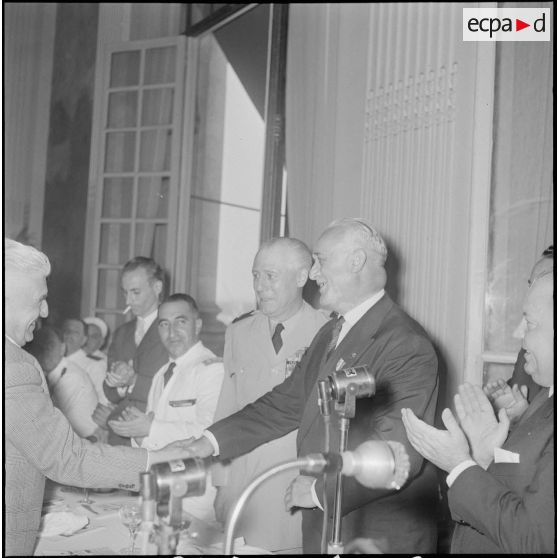 Visite des anciens combattants de la métropole à ceux d'Alger. [Description en cours]