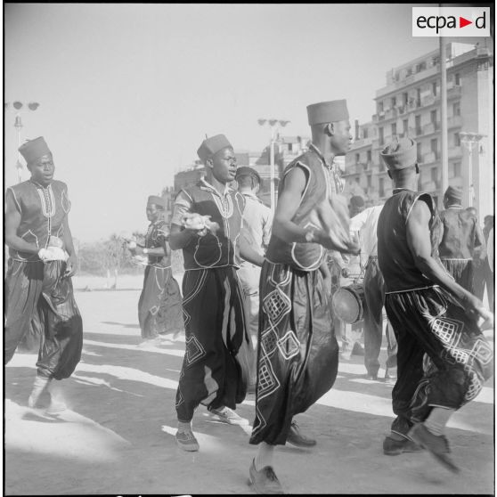 Spectacle sportif et folklorique donné au stade Leclerc à Alger. [Description en cours]