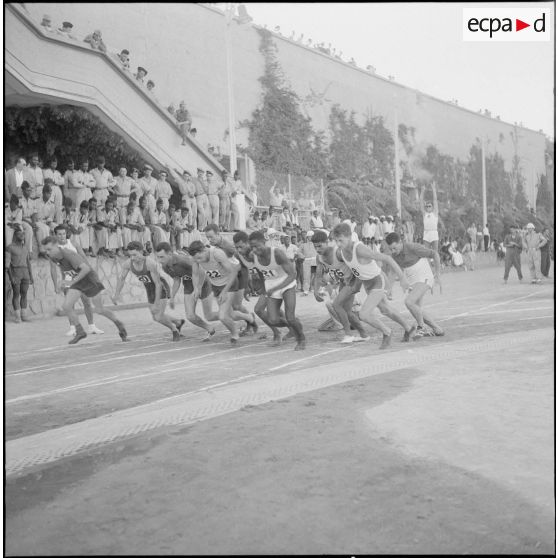Spectacle sportif et folklorique donné au stade Leclerc à Alger. [Description en cours]