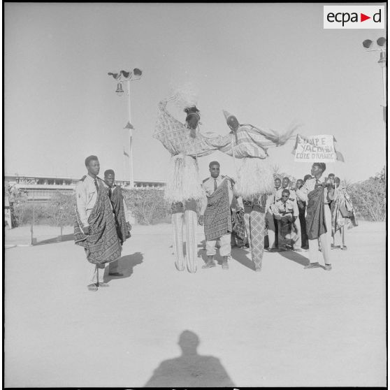 Spectacle sportif et folklorique donné au stade Leclerc à Alger. [Description en cours]