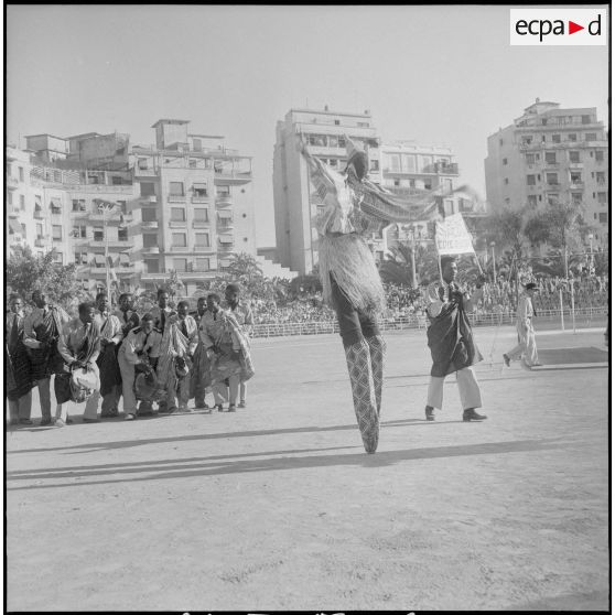 Spectacle sportif et folklorique donné au stade Leclerc à Alger. [Description en cours]