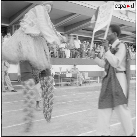 Spectacle sportif et folklorique donné au stade Leclerc à Alger. [Description en cours]
