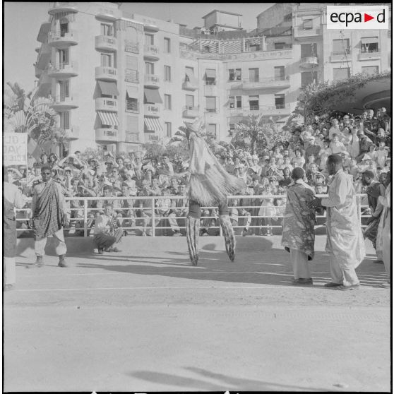 Spectacle sportif et folklorique donné au stade Leclerc à Alger. [Description en cours]