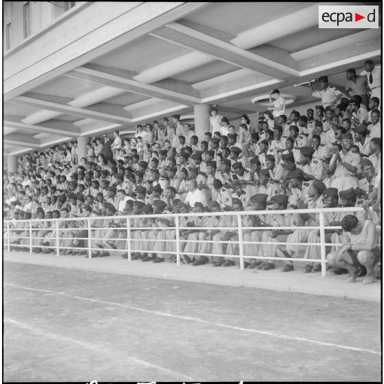 Spectacle sportif et folklorique donné au stade Leclerc à Alger. [Description en cours]