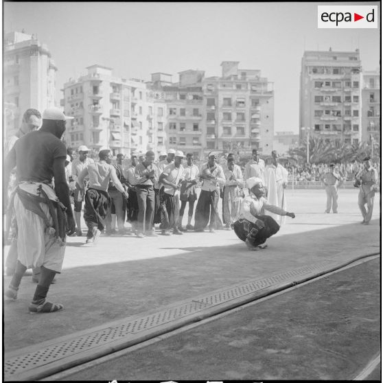 Spectacle sportif et folklorique donné au stade Leclerc à Alger. [Description en cours]