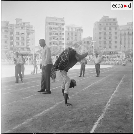 Spectacle sportif et folklorique donné au stade Leclerc à Alger. [Description en cours]