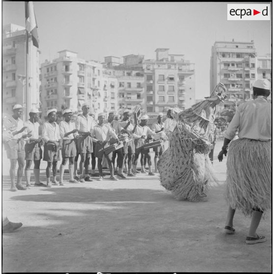 Spectacle sportif et folklorique donné au stade Leclerc à Alger. [Description en cours]