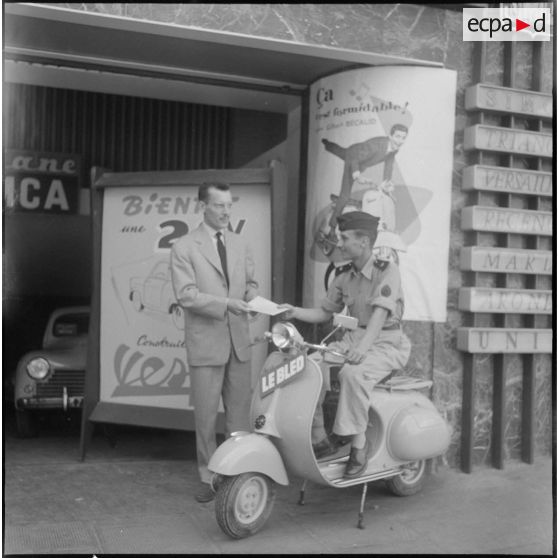 Un militaire sur un scooter de type Vespa. [Description en cours]