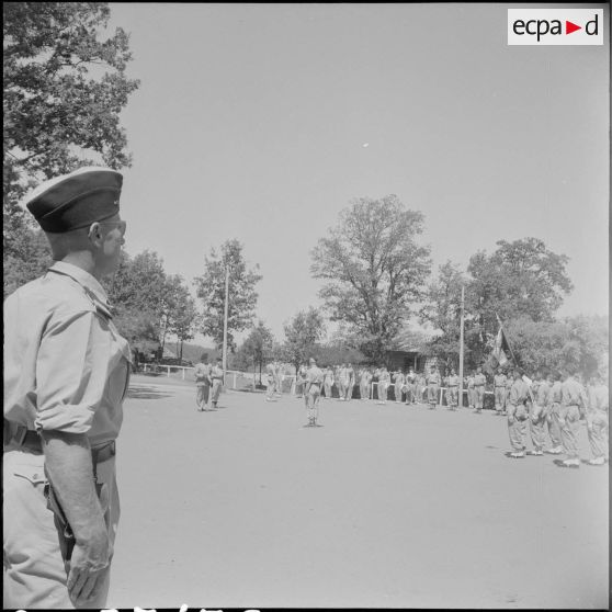 Prise d'armes au 6e régiment de hussards. [Description en cours]