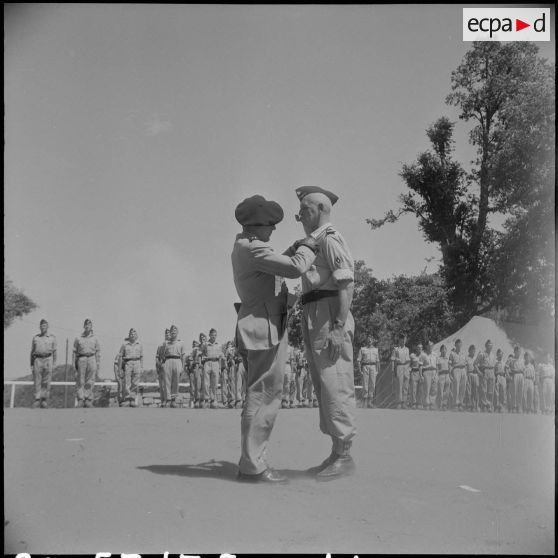 Prise d'armes au 6e régiment de hussards. [Description en cours]