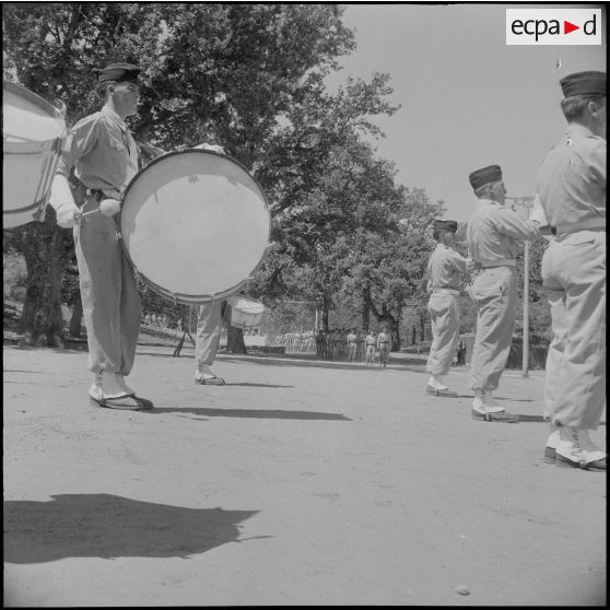 Prise d'armes au 6e régiment de hussards. [Description en cours]