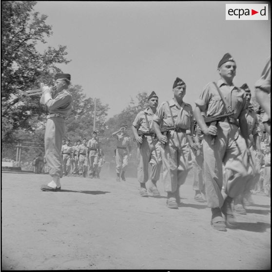 Prise d'armes au 6e régiment de hussards. [Description en cours]