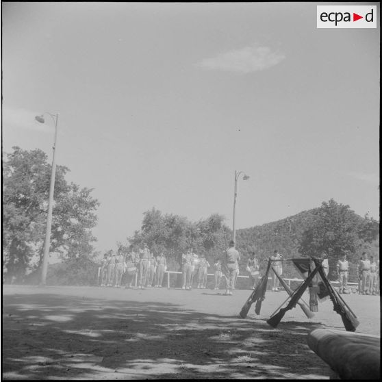 Prise d'armes au 6e régiment de hussards. [Description en cours]