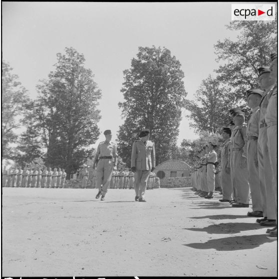 Prise d'armes au 6e régiment de hussards. [Description en cours]