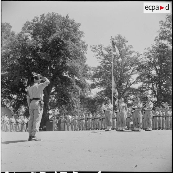 Prise d'armes au 6e régiment de hussards. [Description en cours]