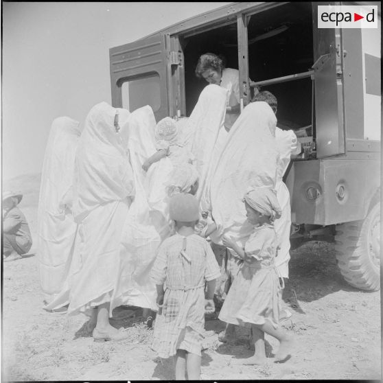 Assistance médicale à Orléansville. [Description en cours]