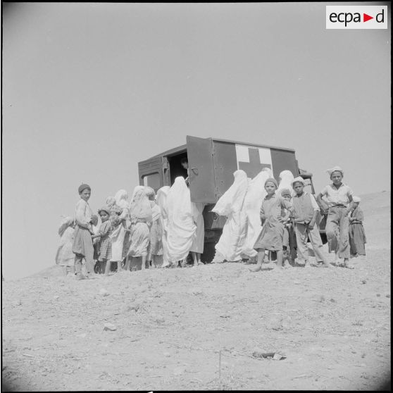 Assistance médicale à Orléansville. [Description en cours]