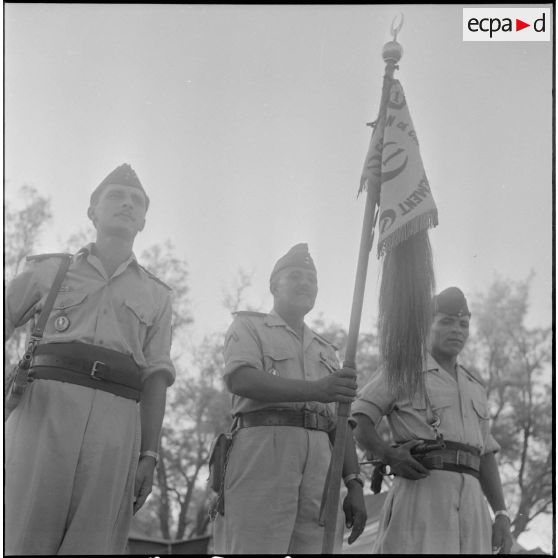 Inauguration d'un foyer au 1er régiment de spahis algériens (1er RSA). [Description en cours]
