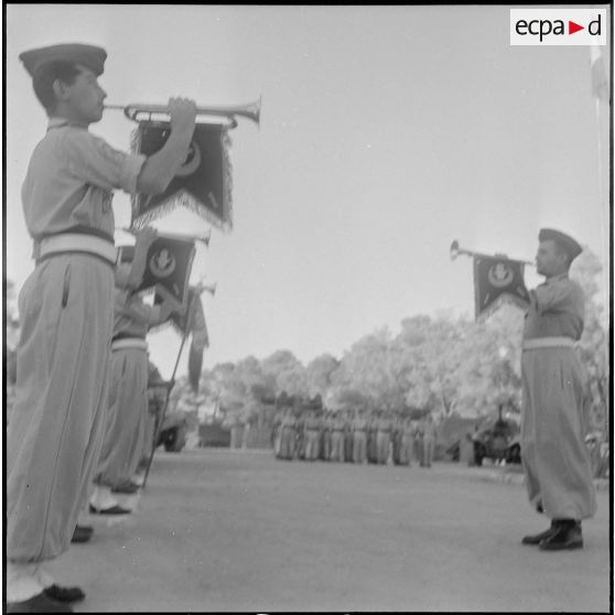 Inauguration d'un foyer au 1er régiment de spahis algériens (1er RSA). [Description en cours]