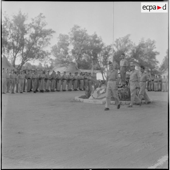 Inauguration d'un foyer au 1er régiment de spahis algériens (1er RSA). [Description en cours]