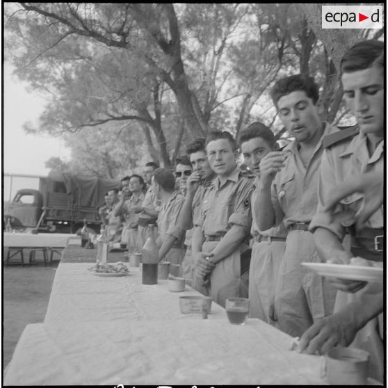 Inauguration d'un foyer au 1er régiment de spahis algériens (1er RSA). [Description en cours]