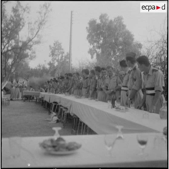 Inauguration d'un foyer au 1er régiment de spahis algériens (1er RSA). [Description en cours]