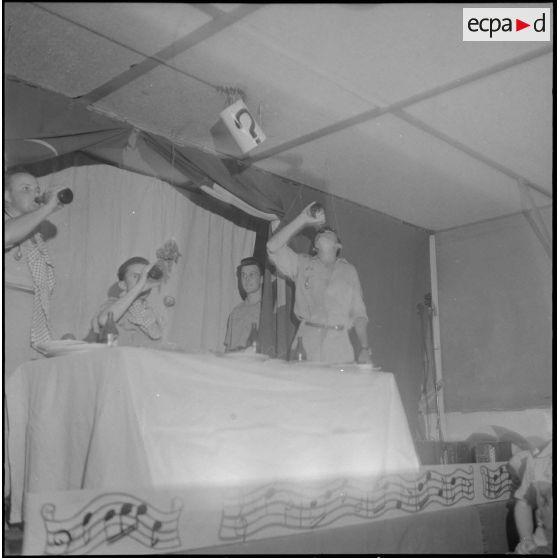 Inauguration d'un foyer au 1er régiment de spahis algériens (1er RSA). [Description en cours]