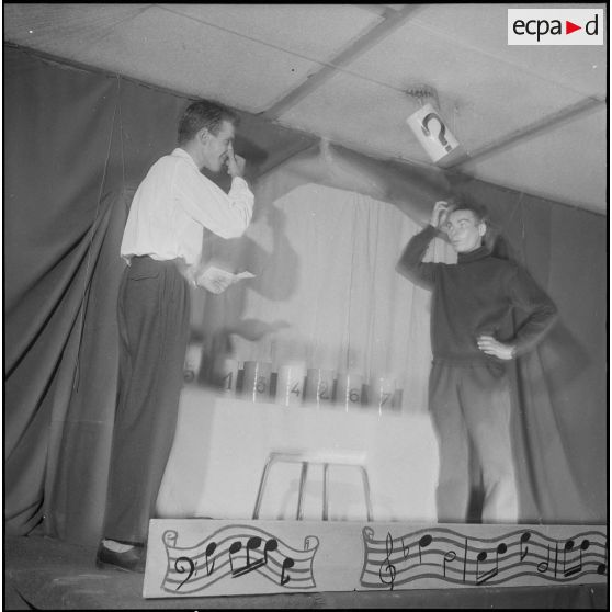 Inauguration d'un foyer au 1er régiment de spahis algériens (1er RSA). [Description en cours]