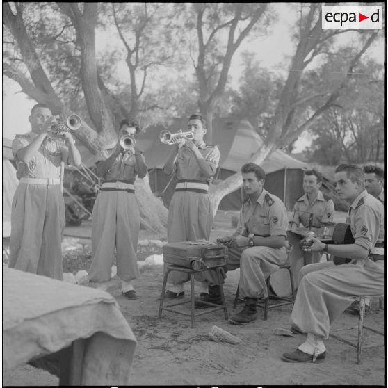 Inauguration d'un foyer au 1er régiment de spahis algériens (1er RSA). [Description en cours]