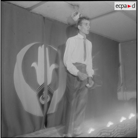 Inauguration d'un foyer au 1er régiment de spahis algériens (1er RSA). [Description en cours]