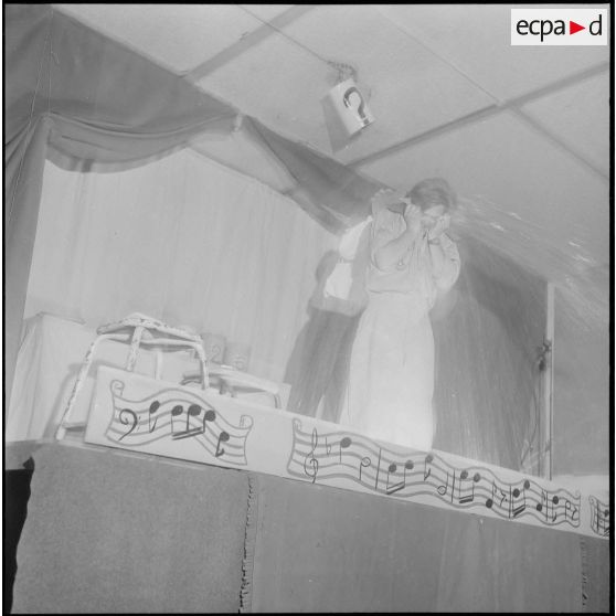 Inauguration d'un foyer au 1er régiment de spahis algériens (1er RSA). [Description en cours]