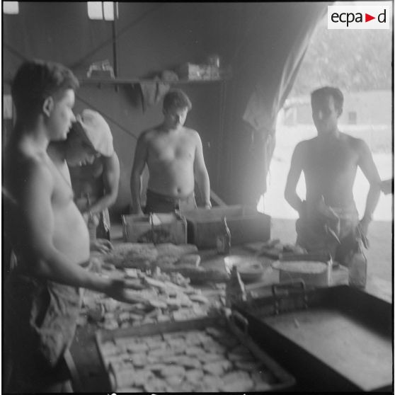 Inauguration d'un foyer au 1er régiment de spahis algériens (1er RSA). [Description en cours]