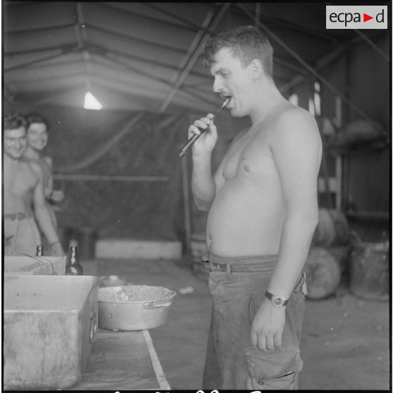 Inauguration d'un foyer au 1er régiment de spahis algériens (1er RSA). [Description en cours]