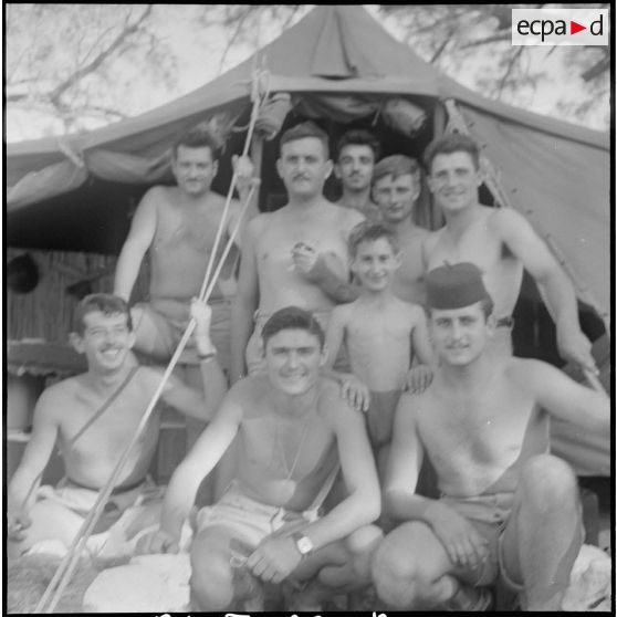 Inauguration d'un foyer au 1er régiment de spahis algériens (1er RSA). [Description en cours]