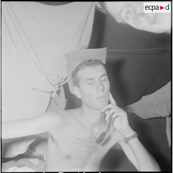 Inauguration d'un foyer au 1er régiment de spahis algériens (1er RSA). [Description en cours]