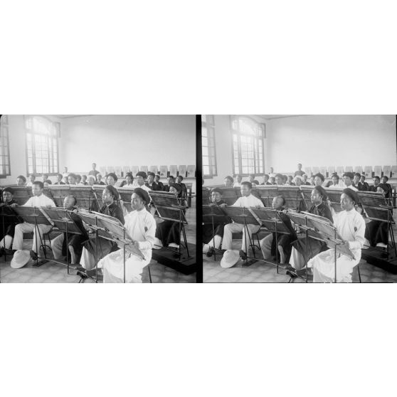 Ecole professionnelle annamite à Hanoï (1908). 1547. Séance de dessin. [légende d'origine]