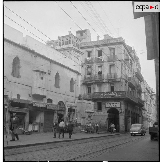 La rue de Bab-el-oued et l'église Notre Dame des Victoires. [Description en cours]