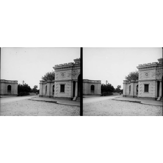 1331. Promenade au jardin botanique d’Hanoï. Entrée du jardin botanique. [légende d'origine]