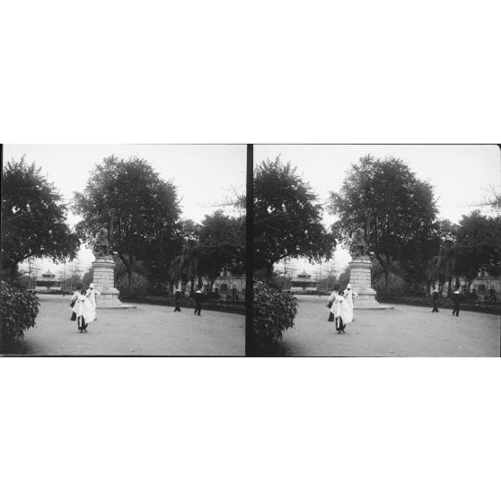 1343. Promenade au Square Paul Bert. La statue de P. Bert. [légende d'origine]