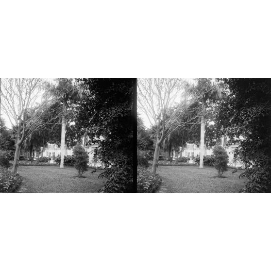 1345. Promenade au Square Paul Bert. Le square. La poste. [légende d'origine]